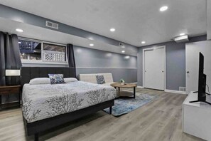 5 soverom, skrivebord, strykejern/-brett og reiseseng for barn