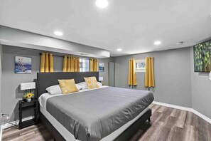 4 bedrooms, iron/ironing board, travel crib, WiFi - Contemporary Chicago Getaway (Lombard)