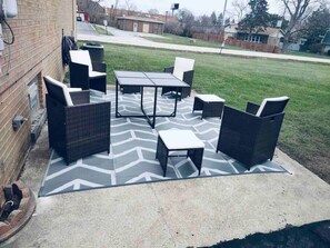 Outdoor dining - Contemporary Chicago Getaway (Lombard)