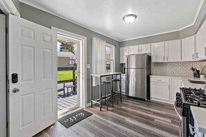 Fridge, microwave, oven, stovetop - Contemporary Chicago Getaway (Lombard)