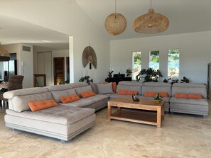 TV connectée, lecteur de DVD, livres, médiathèque