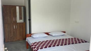 1 bedroom, desk, WiFi, bed sheets