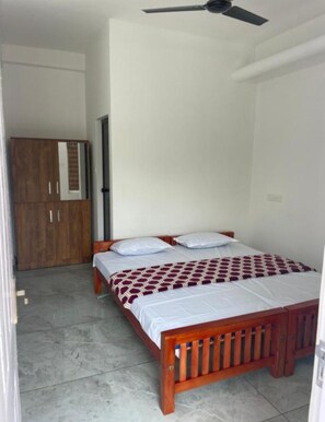 1 室のベッドルーム、デスク、WiFi、ベッドシーツ