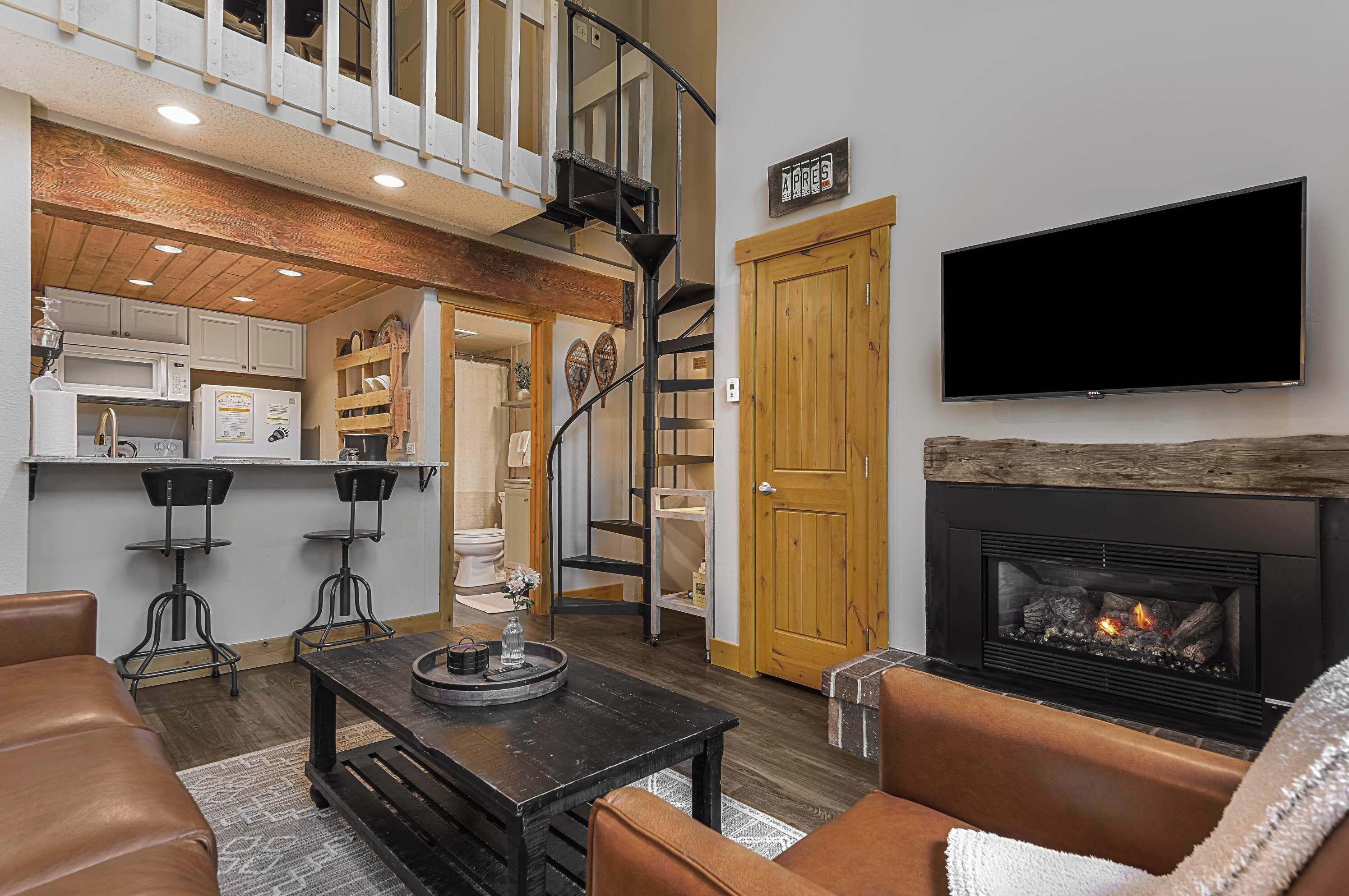 Televisie, een open haard en een kantoor