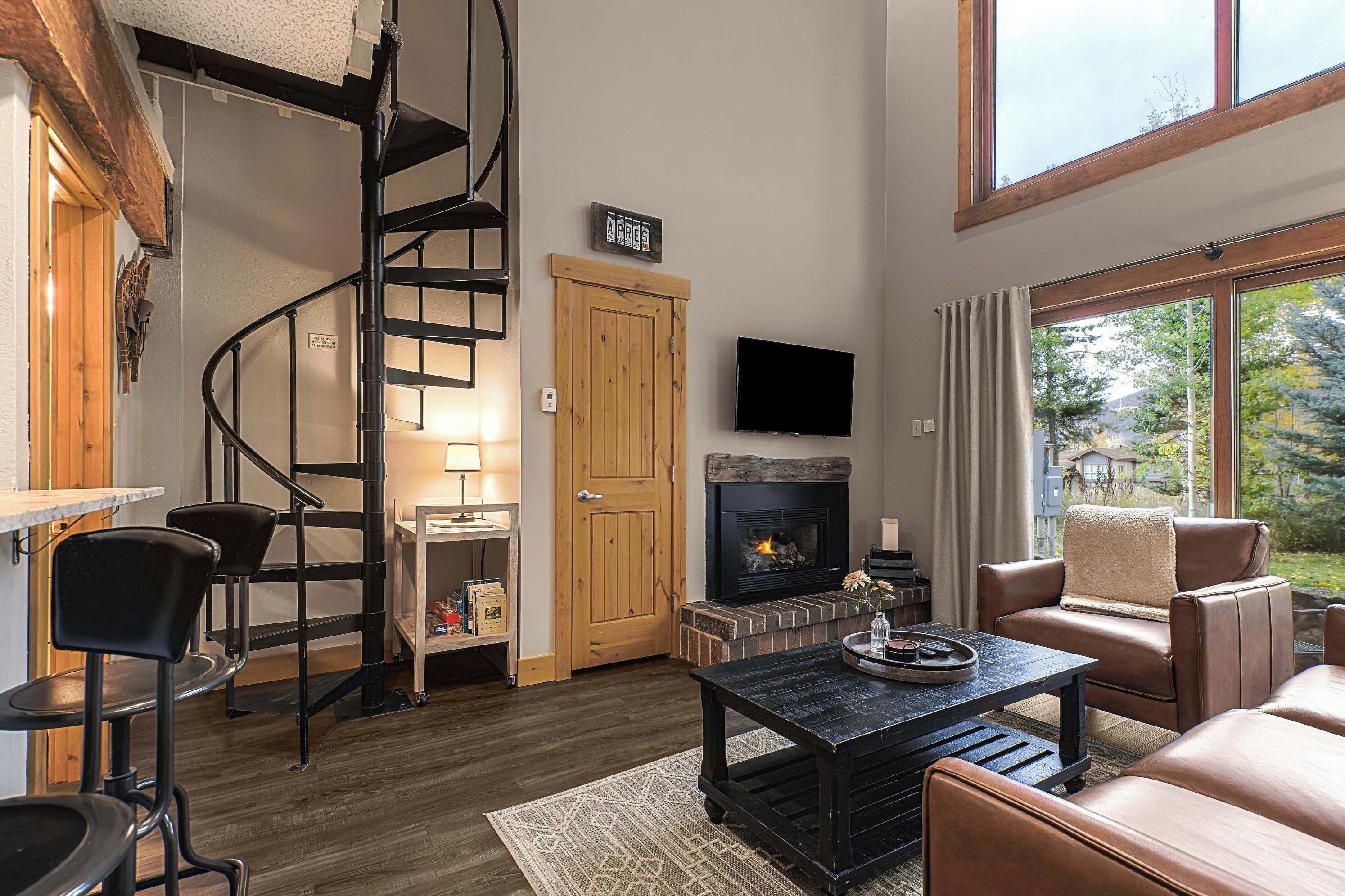 Televisie, een open haard en een kantoor