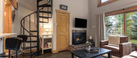 Televisor, llar de foc i oficines