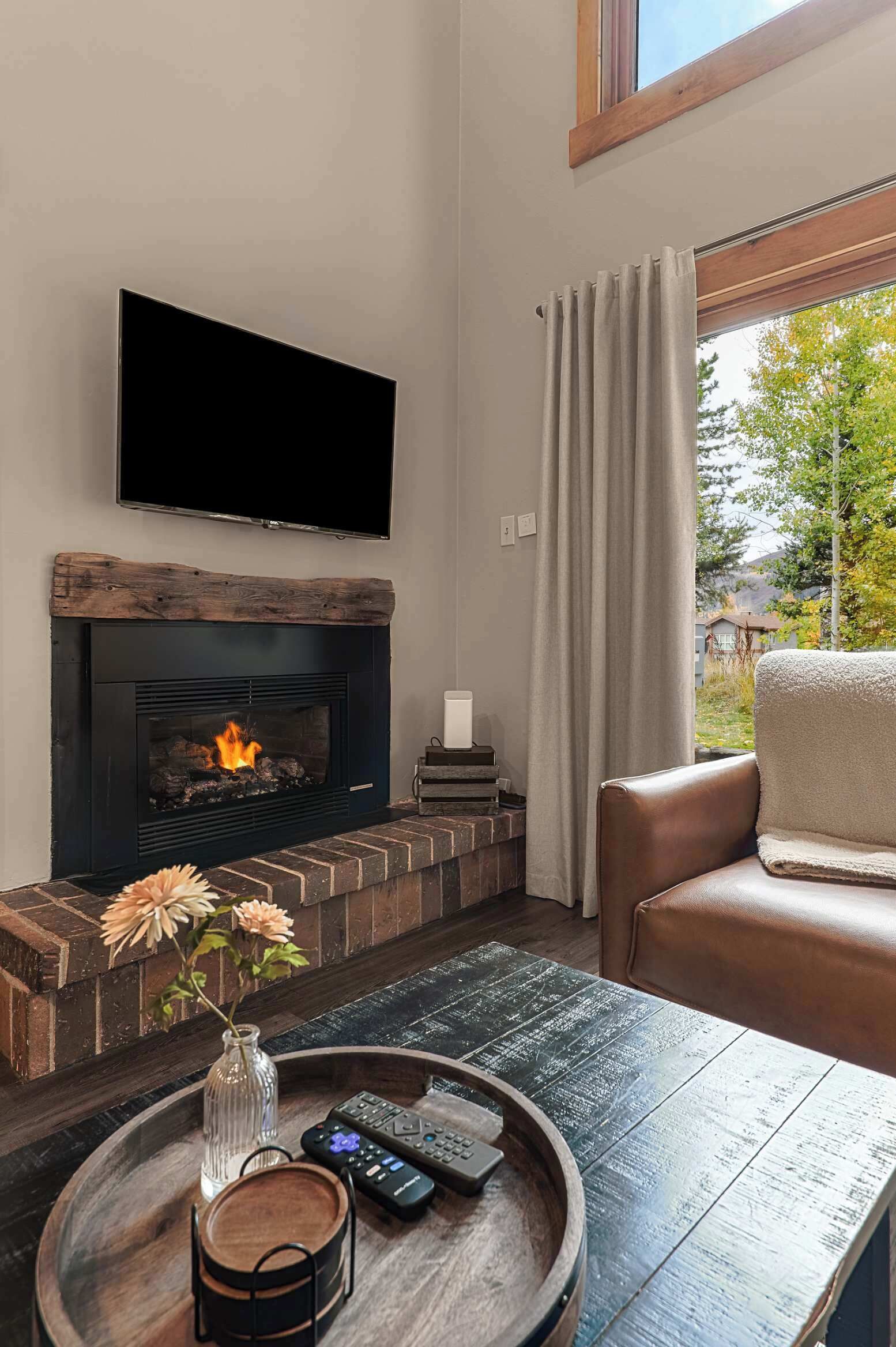 Een televisie, een open haard en een kantoor