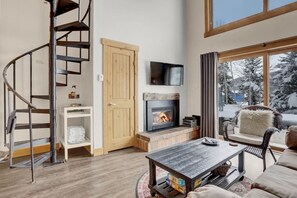 Fernseher, Kamin, Arbeitsbereiche