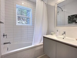Haartrockner, Handtücher, Seife, Shampoo