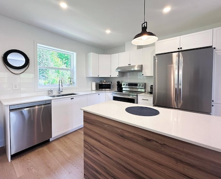 Fridge, microwave, oven, stovetop. Condo Avec vue à Quelques pas des Pistes