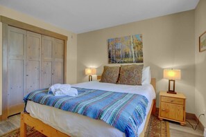 1 bedroom, iron/ironing board, WiFi, bed sheets - Pines Peak Place Summ (Steamboat Springs)