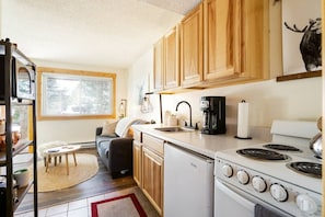 Fridge, microwave, oven, stovetop - Slopeside Shanty (Steamboat Springs)