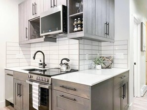 Réfrigérateur, four à micro-ondes, un four, surface de cuisson