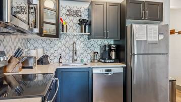 Refrigerador, microondas, horno y parrilla de estufa