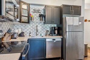 Jääkaappi, mikroaaltouuni, uuni, liesi