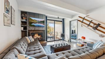 Televisión y chimenea