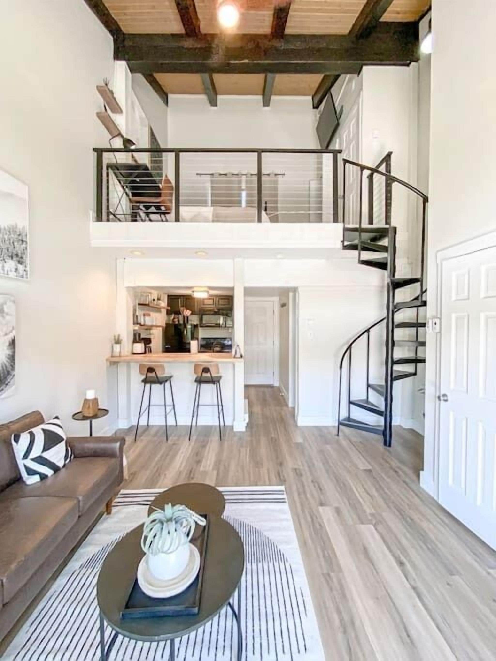 تلفزيون، مدفأة، مكتب