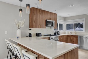 Geladeira, micro-ondas, fogão, cooktop