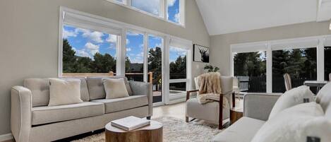 Televisión, chimenea y oficina