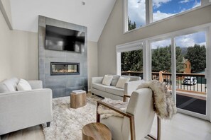 Fernseher, Kamin, Arbeitsbereiche