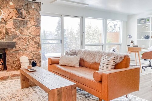 Modern Mountainside Chalet