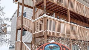 Un immeuble en bois à plusieurs étages, doté de balcons, portant l’inscription « Subalpine Condominiums ».
