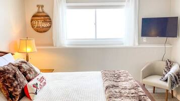 2 bedrooms, iron/ironing board, WiFi, bed sheets