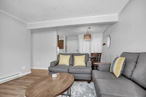 TV, fireplace - Gondola Viewhaus Summ (Steamboat Springs)