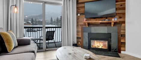 Televisión y chimenea