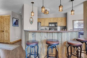 Een koelkast, een microgolfoven, een oven, een kookplaat