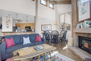 Televisie en een open haard