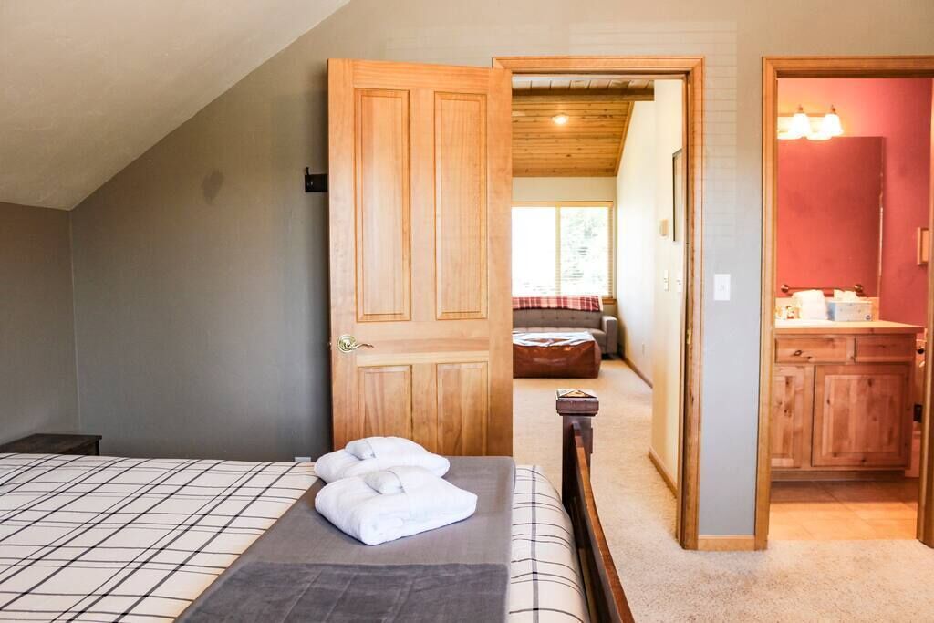 2 bedrooms, desk, iron/ironing board, WiFi