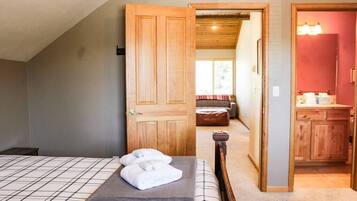 2 bedrooms, desk, iron/ironing board, WiFi