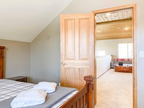 2 bedrooms, desk, iron/ironing board, WiFi