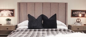 Tabla de planchar con plancha, wifi y ropa de cama
