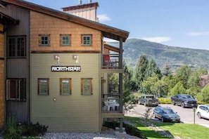Un edificio con un letrero que dice 'NORTHSTAR' y un balcón con mobiliario de exterior.