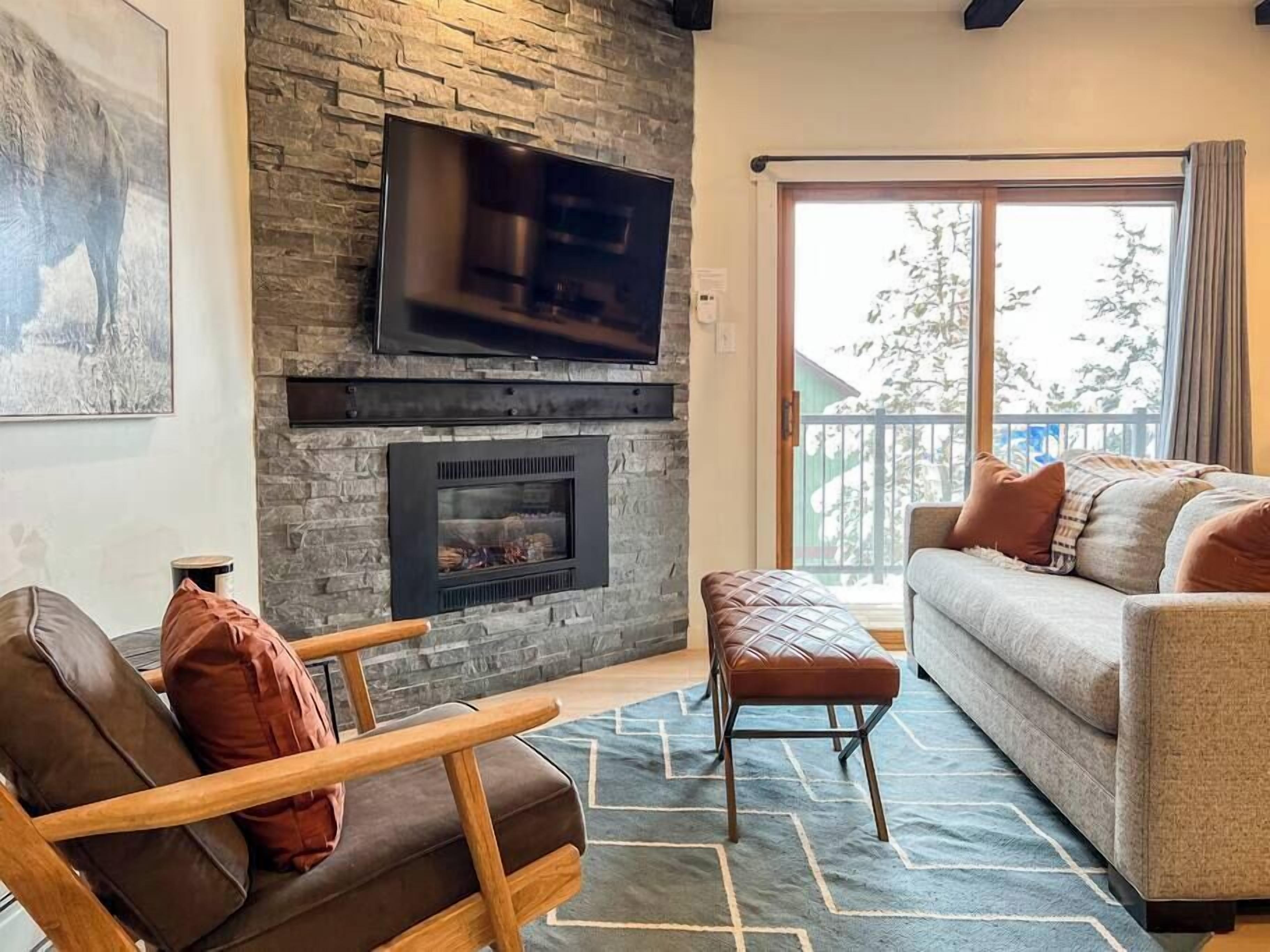 TV, fireplace
