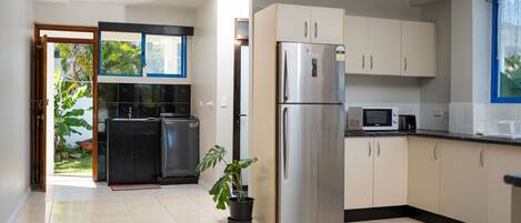 冰箱、微波炉、烤箱、炉灶