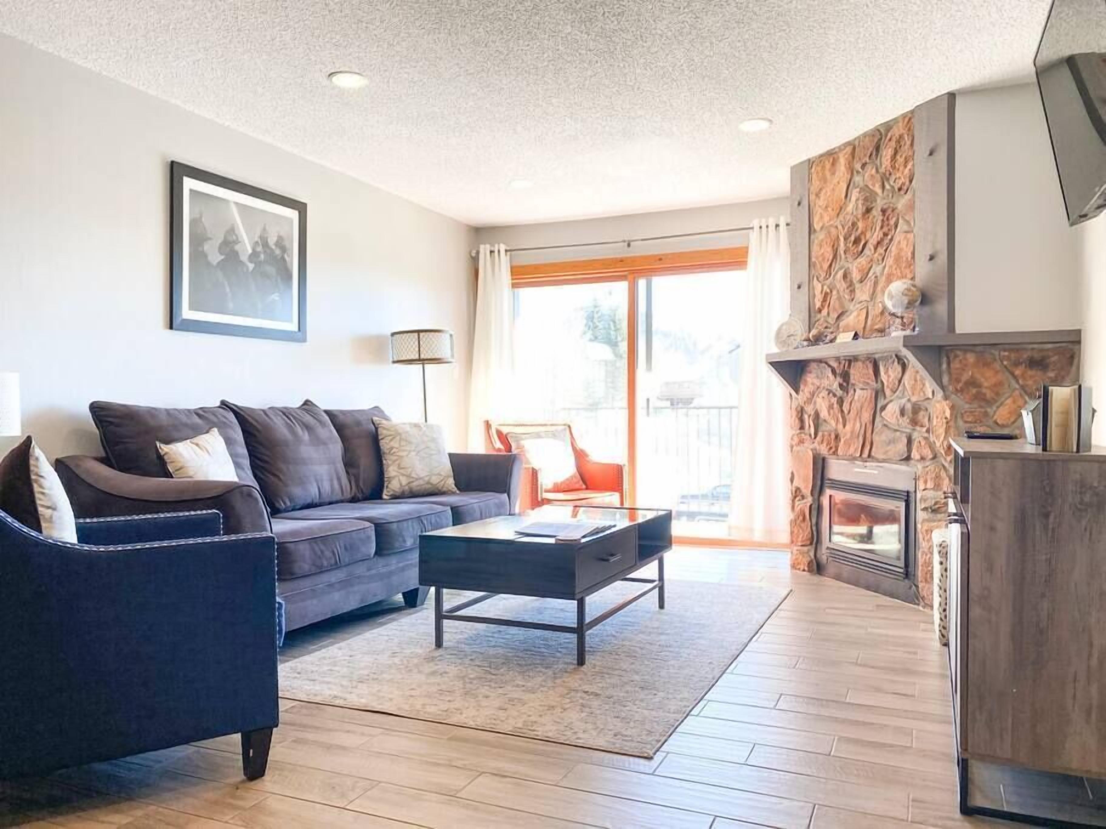 Een televisie en een open haard