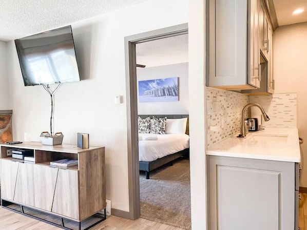 2 slaapkamers, een strijkplank/strijkijzer, reisbedje, wifi