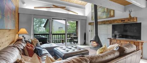 Televisión, chimenea y oficina