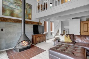 Una televisión, una chimenea, una oficina