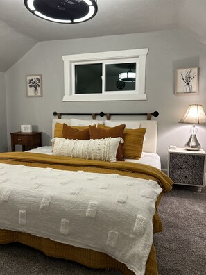 3 bedrooms, iron/ironing board, free WiFi, bed sheets - Blue Barn Farmhouse - 30 min from Great Sand Dunes / 20 min from Hot Springs. (Monte Vista)
