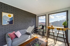 TV, lareira, pebolim