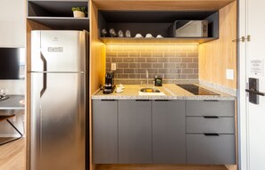 Frigorífico grande, microondas y placa de cocina