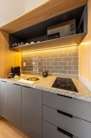 Grand réfrigérateur, micro-ondes, plaque de cuisson, machine à expresso