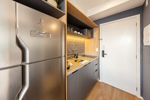 Grand réfrigérateur, micro-ondes, plaque de cuisson, machine à expresso