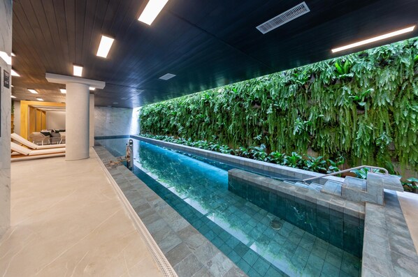 Una piscina cubierta
