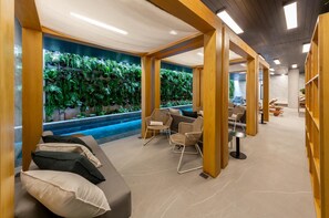 Una piscina cubierta