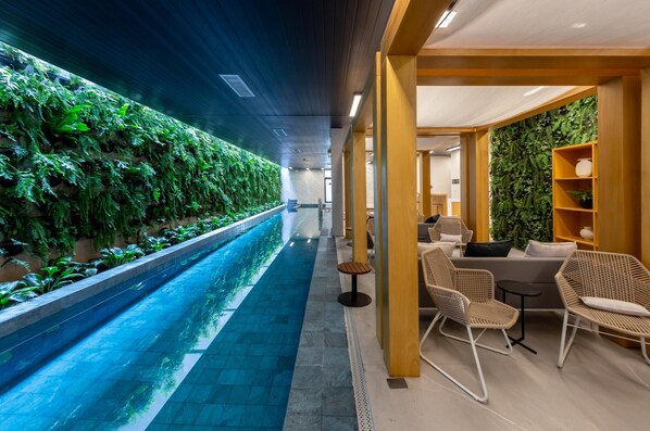 Una piscina cubierta